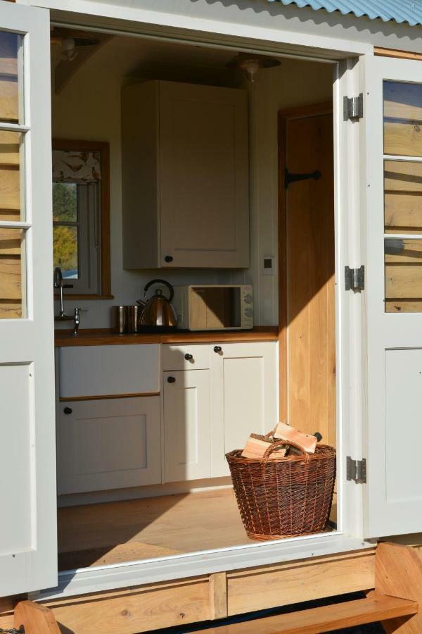 Apartmán Snug Oak Hut With A View On A Welsh Hill Farm Brecon Exteriér fotografie